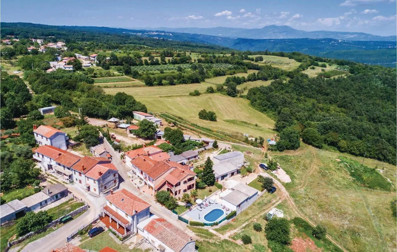 3 Bedroom Cozy Home In Koromani