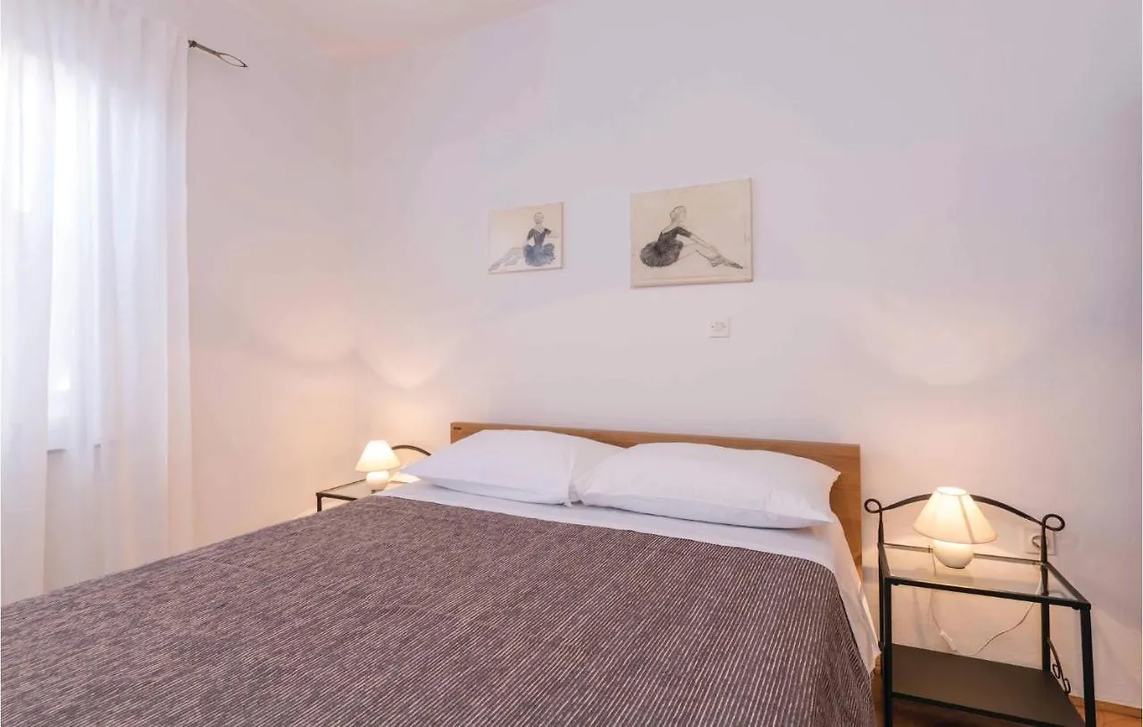 3 Bedroom Cozy Home In Koromani