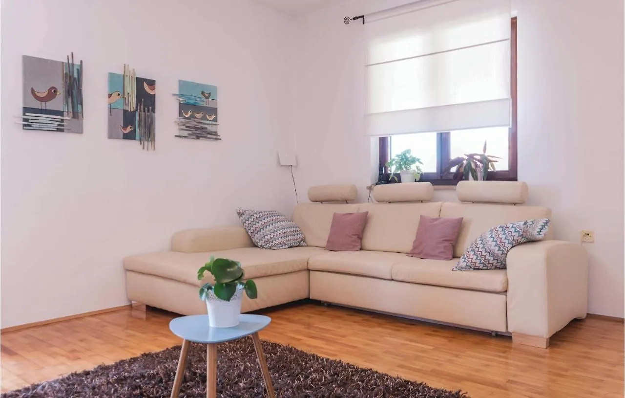 3 Bedroom Cozy Home In Koromani