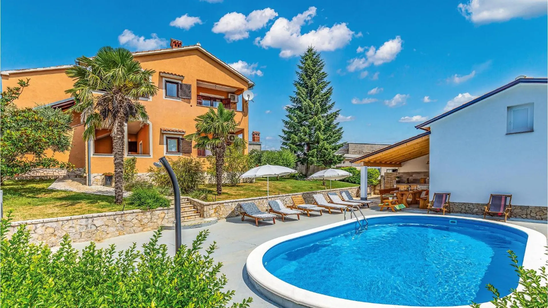 3 Bedroom Cozy Home In Koromani
