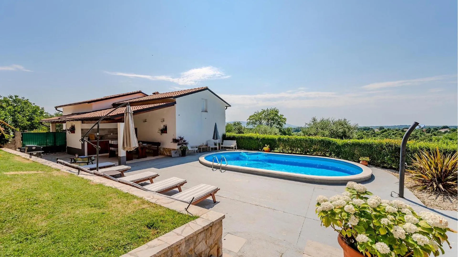 3 Bedroom Cozy Home In Koromani