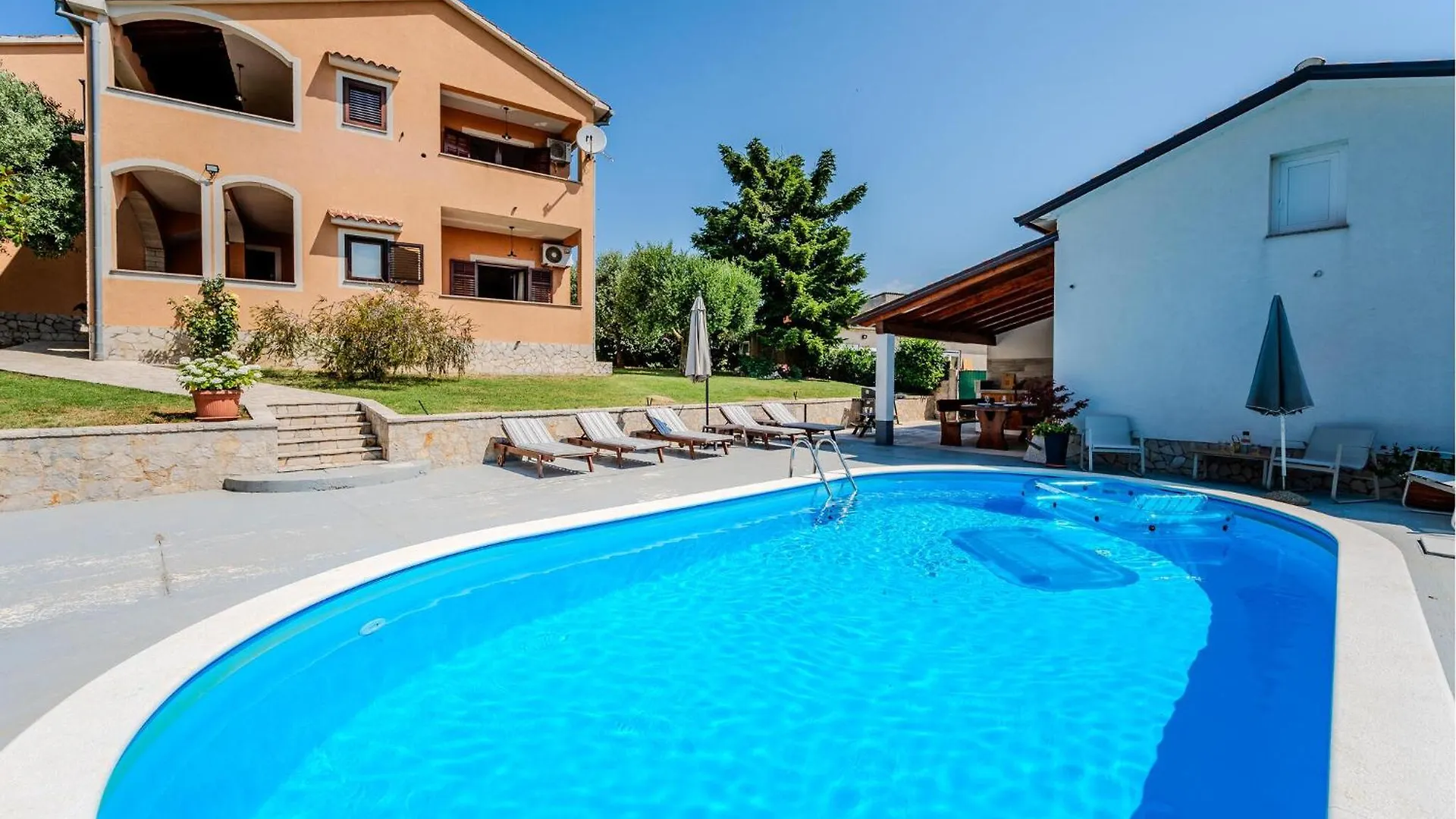3 Bedroom Cozy Home In Koromani