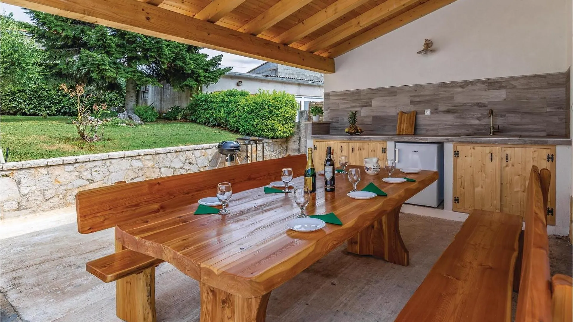 3 Bedroom Cozy Home In Koromani Croatia