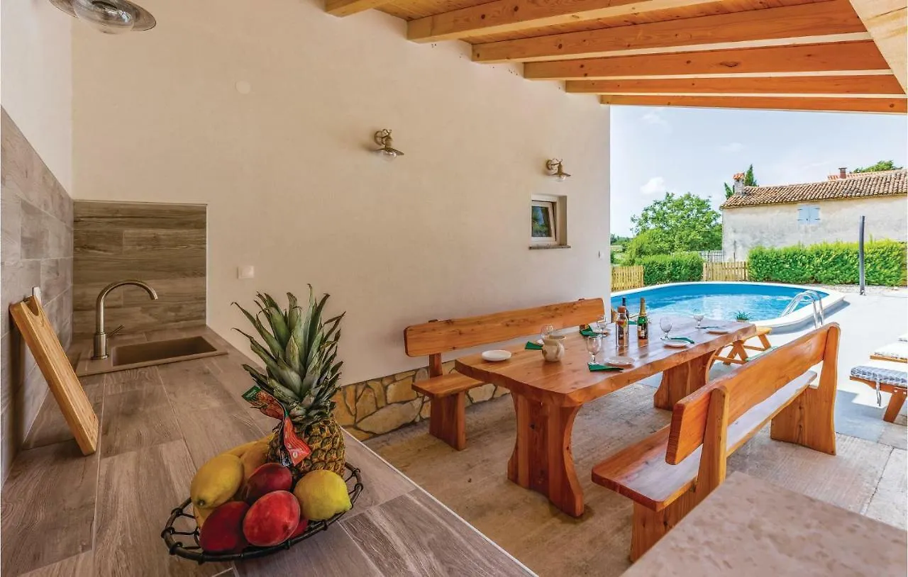 3 Bedroom Cozy Home In Koromani 0*,